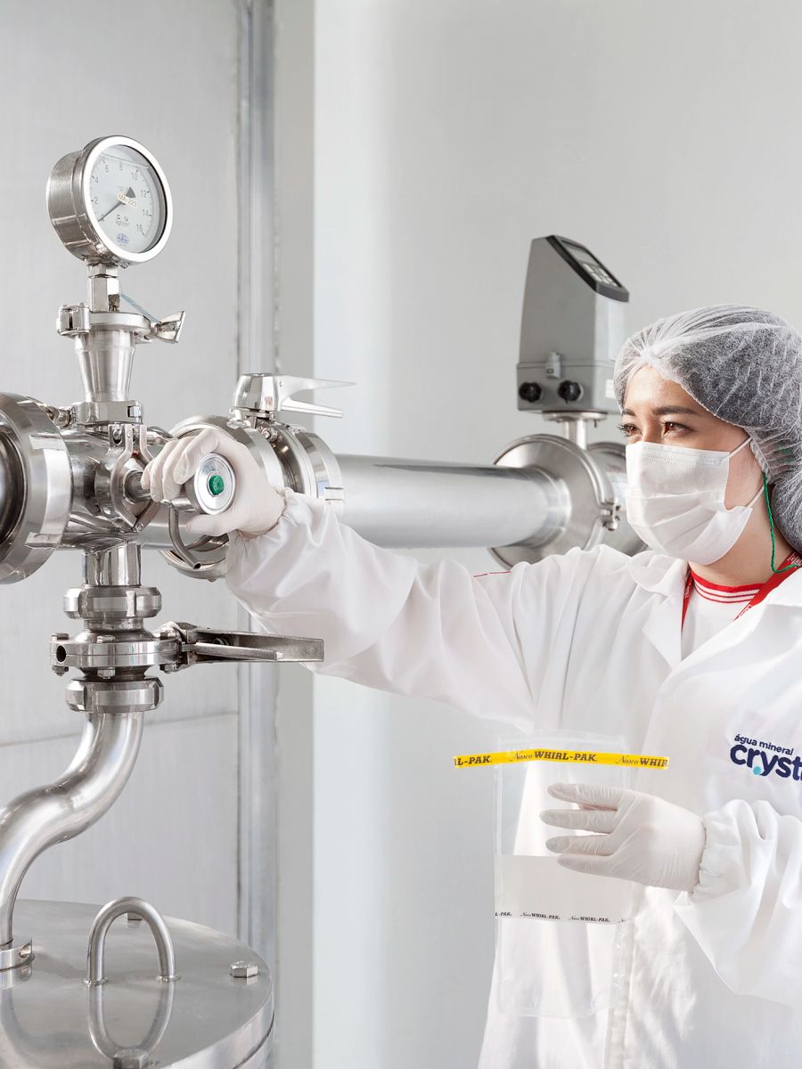 Fotografia Industrial – Linha de Produção Cristal — Produção de banco de imagens personalizado para FEMSA Coca-Cola