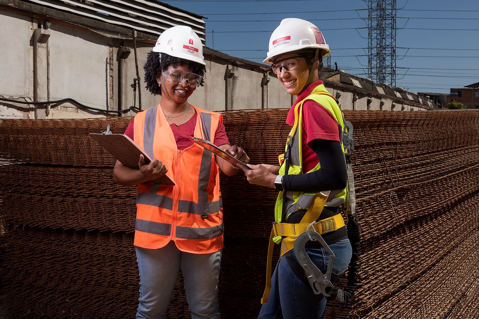 Fotografia industrial — colaboradoras no canteiro de obras — Colaboradoras com EPIs no canteiro de obras de um edifício da Tenda Construtora. Banco de imagens para comunicação interna e externa.