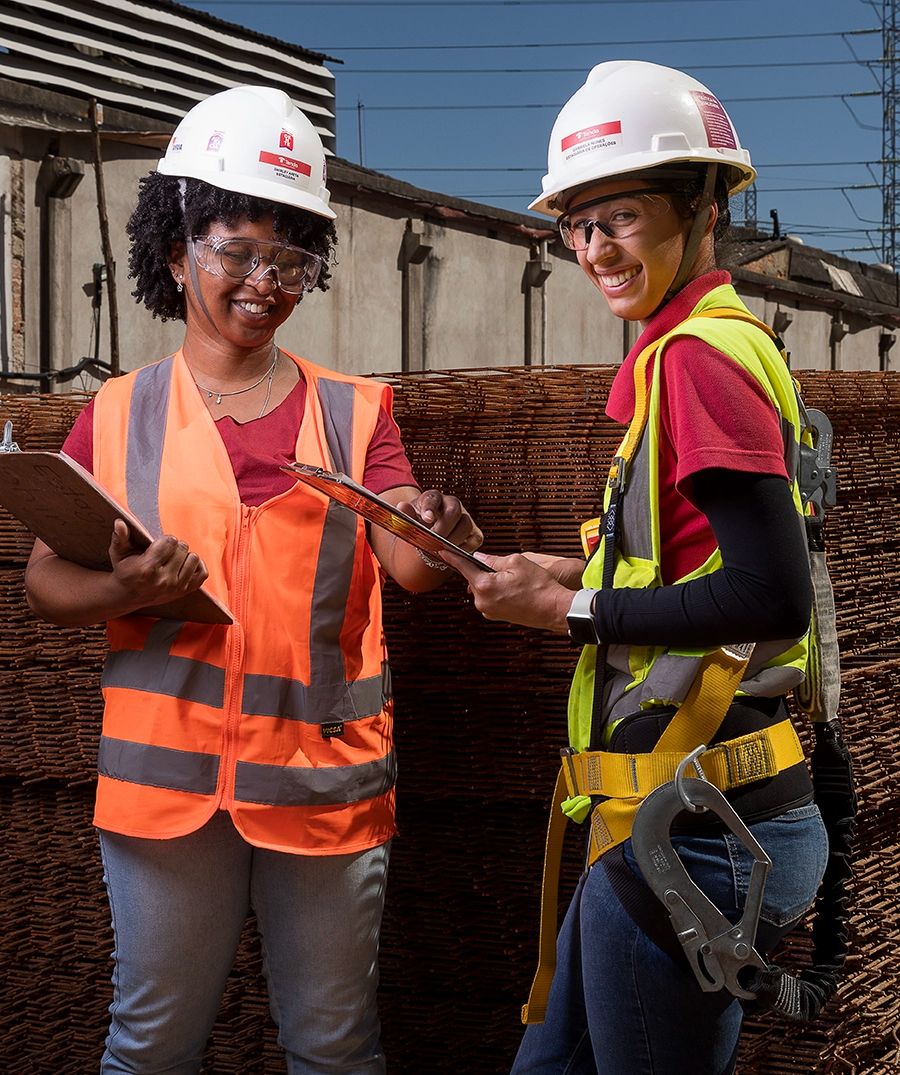 Fotografia industrial — colaboradoras no canteiro de obras — Colaboradoras com EPIs no canteiro de obras de um edifício da Tenda Construtora. Banco de imagens para comunicação interna e externa.