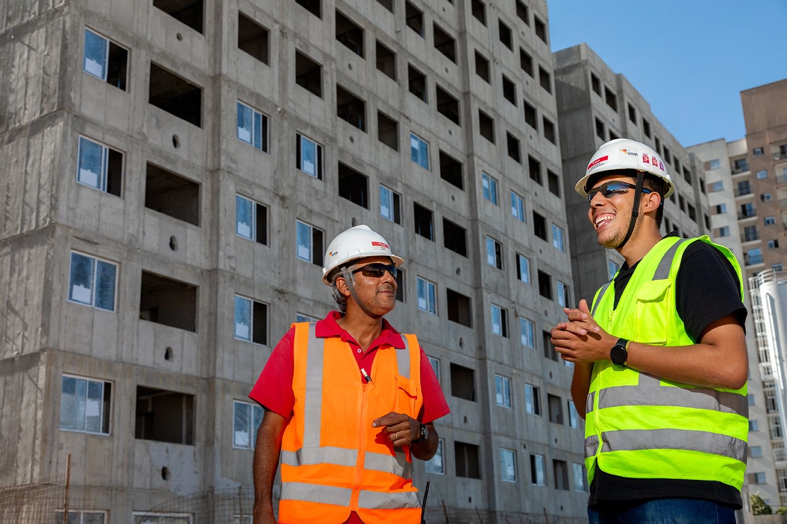 Fotografia industrial — colaboradores no canteiro de obras — Colaboradores com EPIs no canteiro de obras de um edifício da Tenda Construtora. Banco de imagens para comunicação interna e externa.