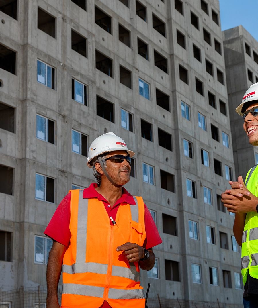 Fotografia industrial — colaboradores no canteiro de obras — Colaboradores com EPIs no canteiro de obras de um edifício da Tenda Construtora. Banco de imagens para comunicação interna e externa.