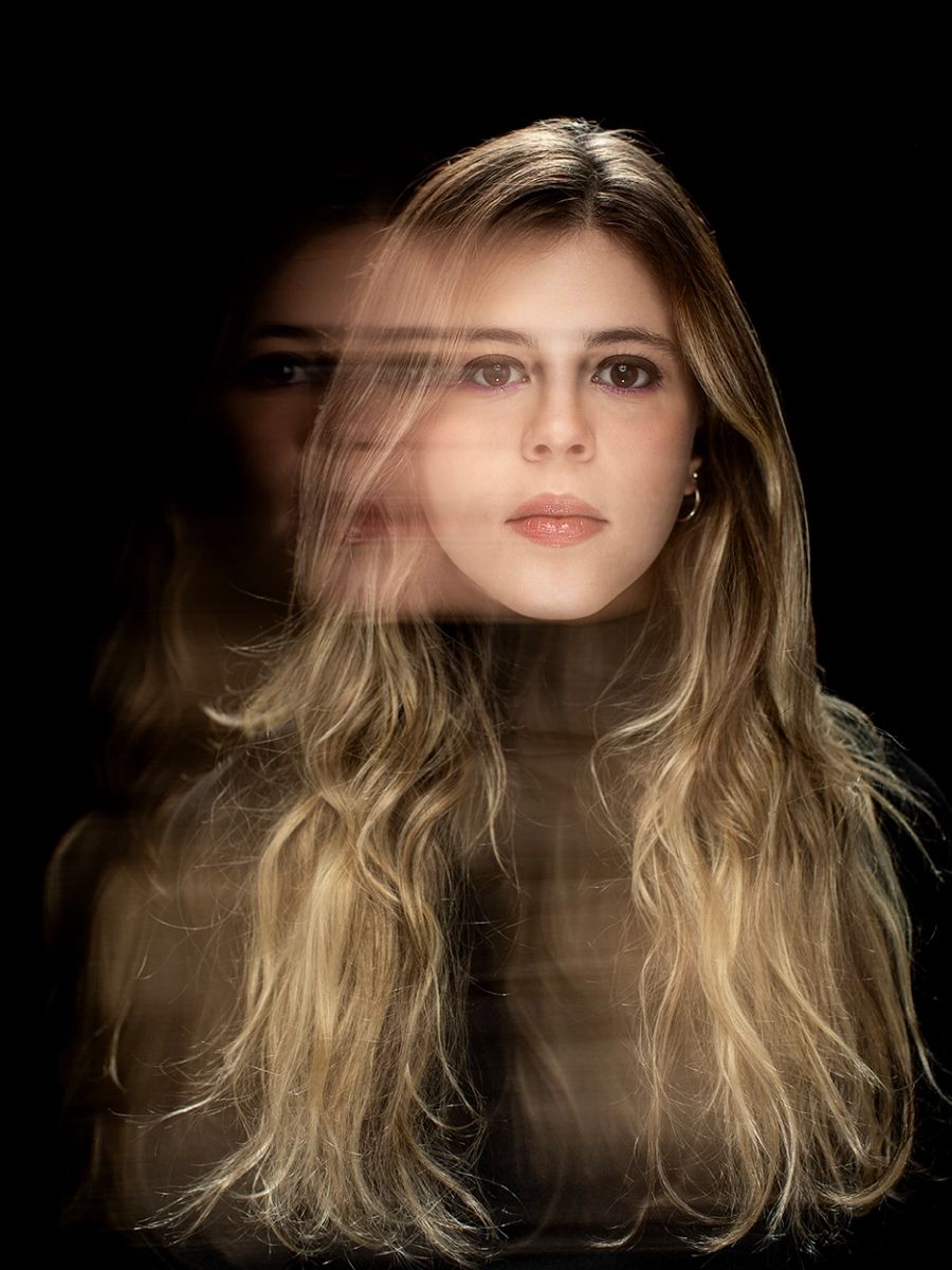 Retrato feminino com movimento em estúdio — Retrato autoral de profissional de marketing, feito em estúdio no Alto da Lapa, São Paulo, com técnica de longa exposição.