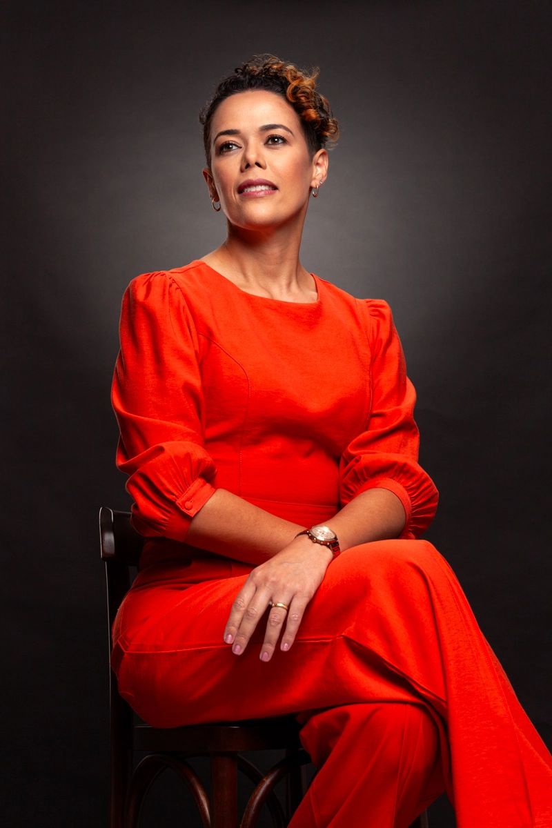 Retrato executivo feminino em estúdio — Retrato profissional de executiva em estúdio no Alto da Lapa, São Paulo, com luz elegante e fundo escuro.