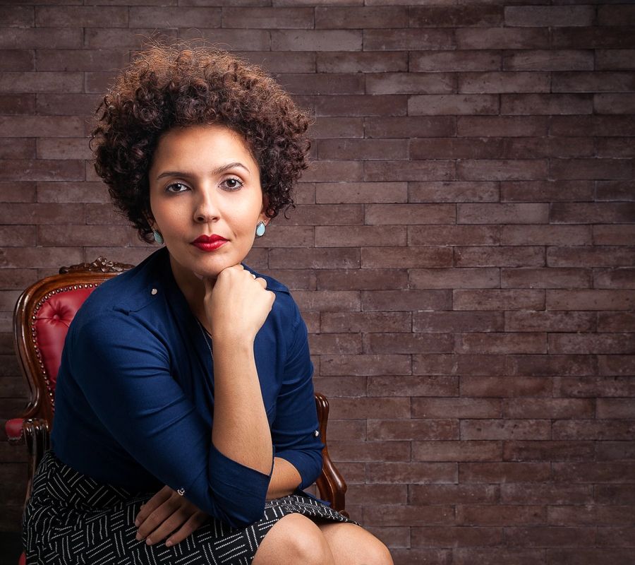 Retrato corporativo feminino em estúdio — Retrato profissional de executiva sentada, com fundo de tijolo, feito em estúdio no Alto da Lapa, São Paulo.