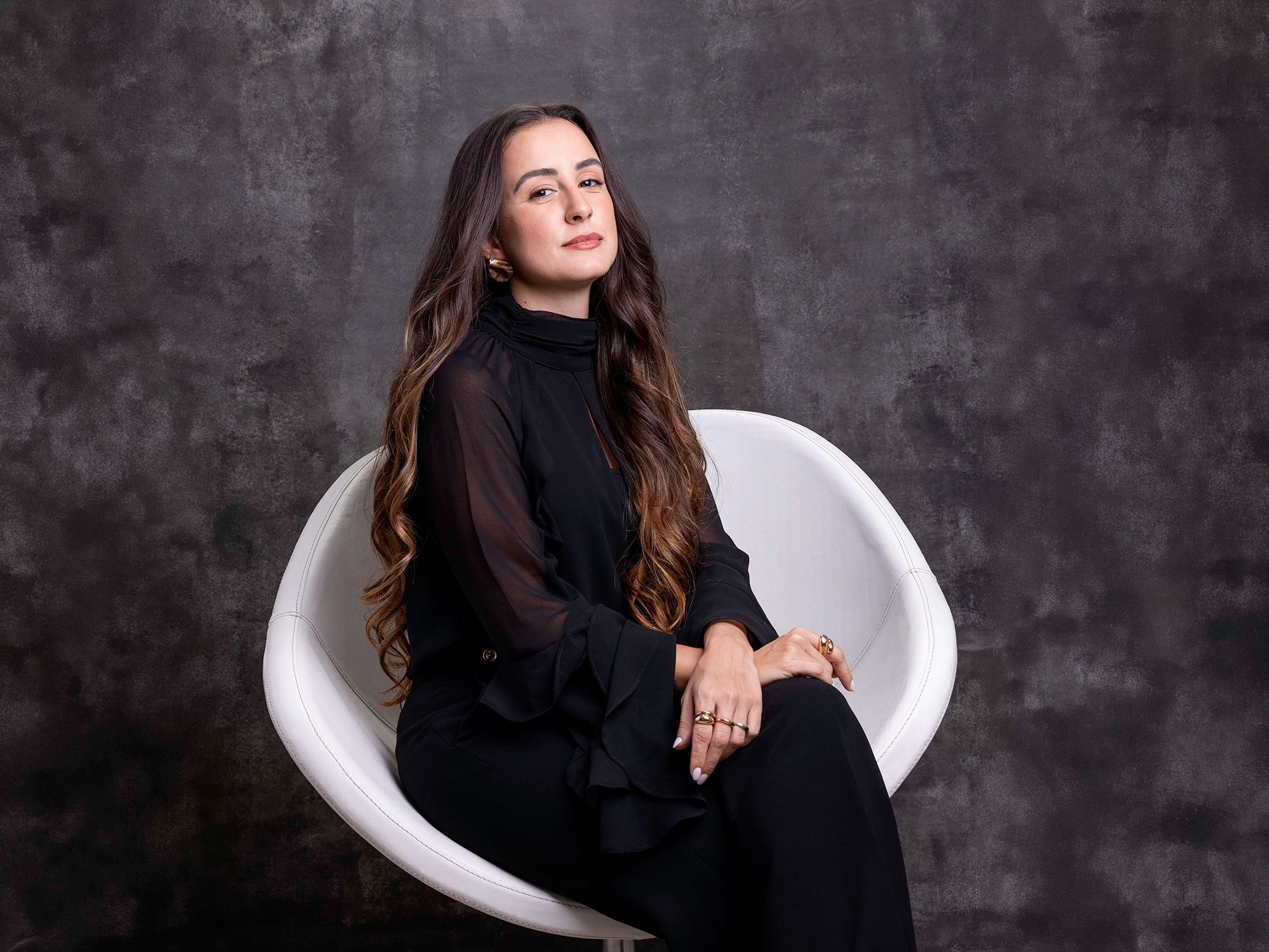 Retrato executivo no escritório — Retrato corporativo de profissional no ambiente de trabalho, em São Paulo, com fundo de escritório neutro.