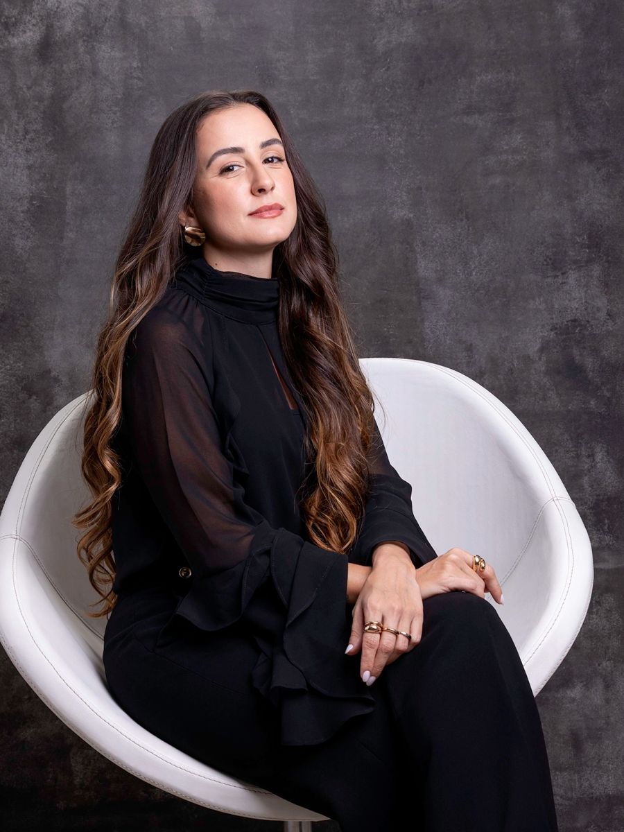 Retrato executivo no escritório — Retrato corporativo de profissional no ambiente de trabalho, em São Paulo, com fundo de escritório neutro.
