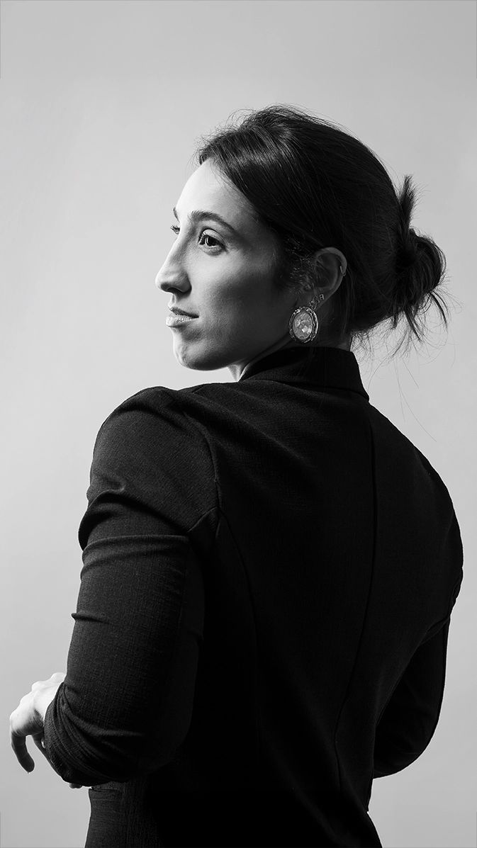 Retrato corporativo feminino em estúdio — Retrato profissional em preto e branco, feito em estúdio no Alto da Lapa, São Paulo.