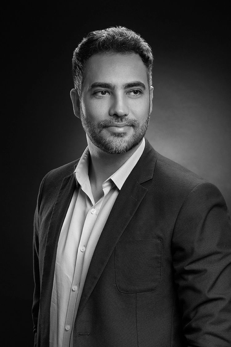 Retrato corporativo em estúdio — Retrato profissional de neurocirurgião em estúdio no Alto da Lapa, São Paulo, com luz elegante e fundo escuro.