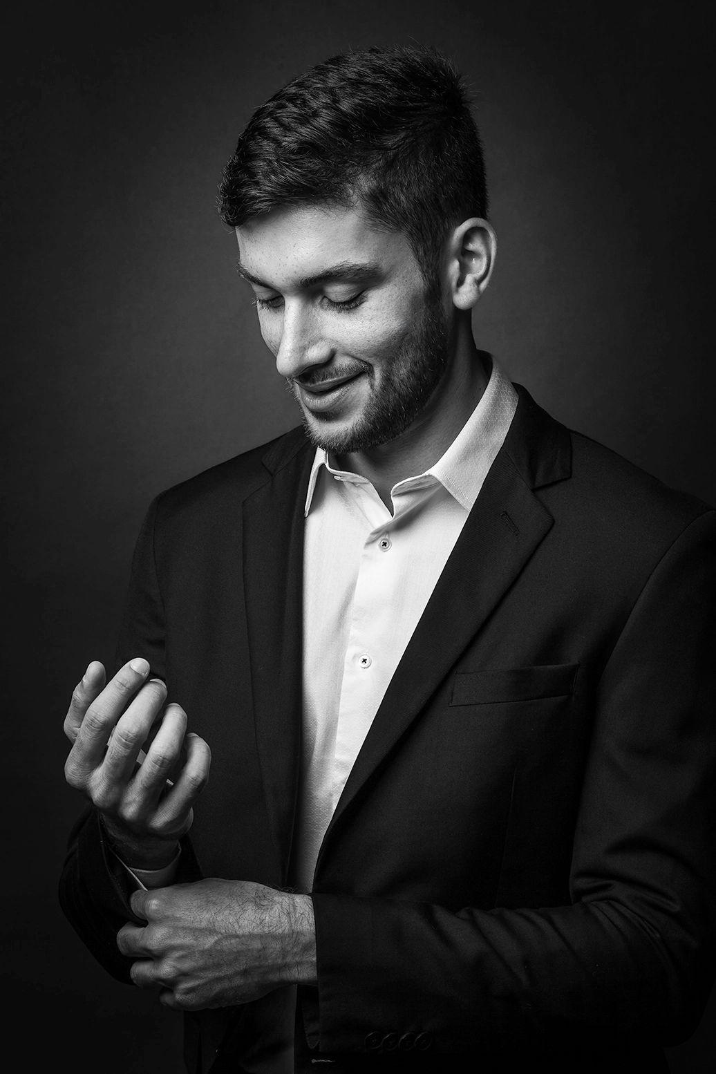 Retrato Corporativo em preto e branco — Retrato profissional de advogado em estúdio no Alto da Lapa, São Paulo, com luz elegante e fundo escuro.
