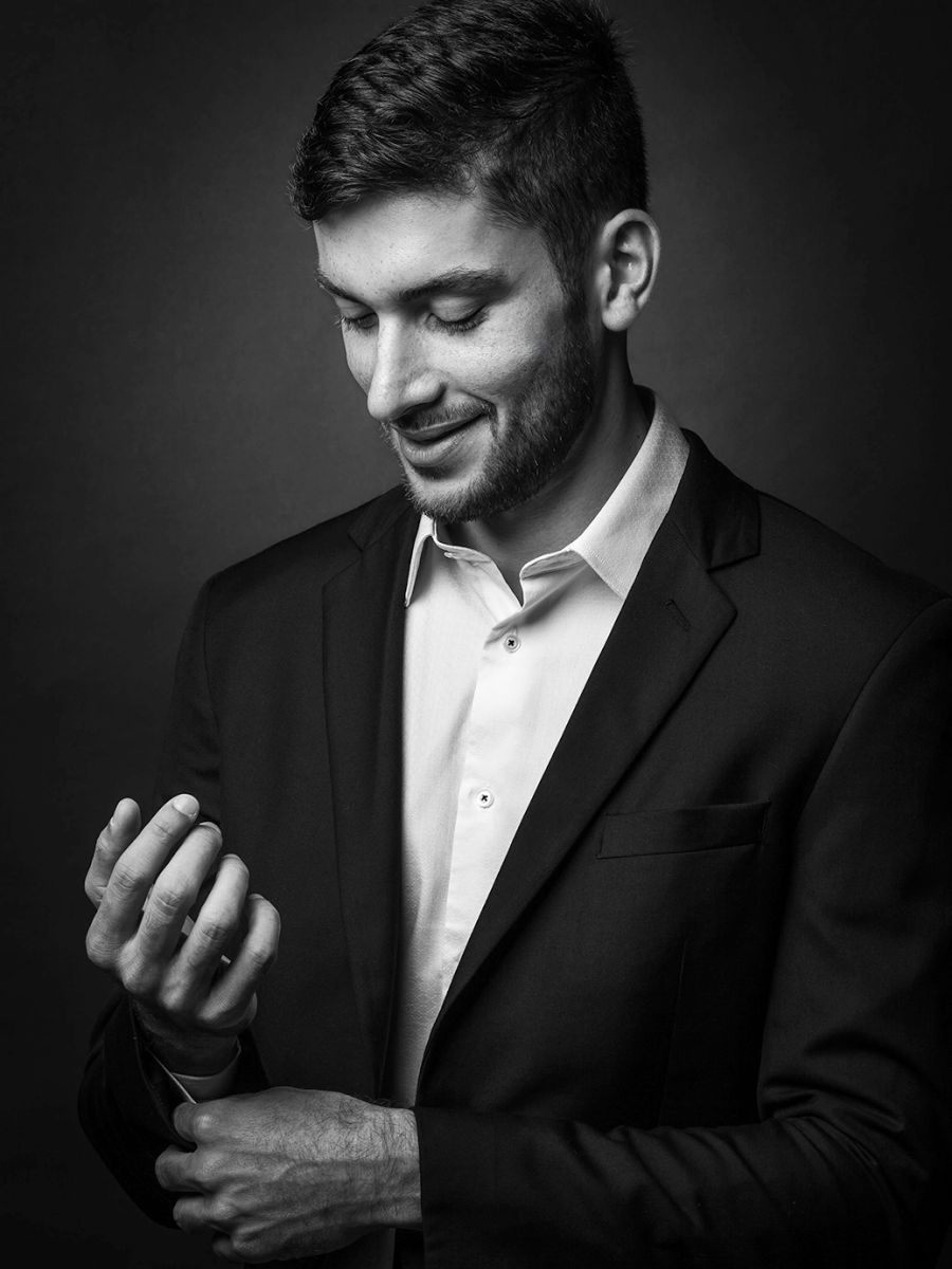Retrato Corporativo em preto e branco — Retrato profissional de advogado em estúdio no Alto da Lapa, São Paulo, com luz elegante e fundo escuro.