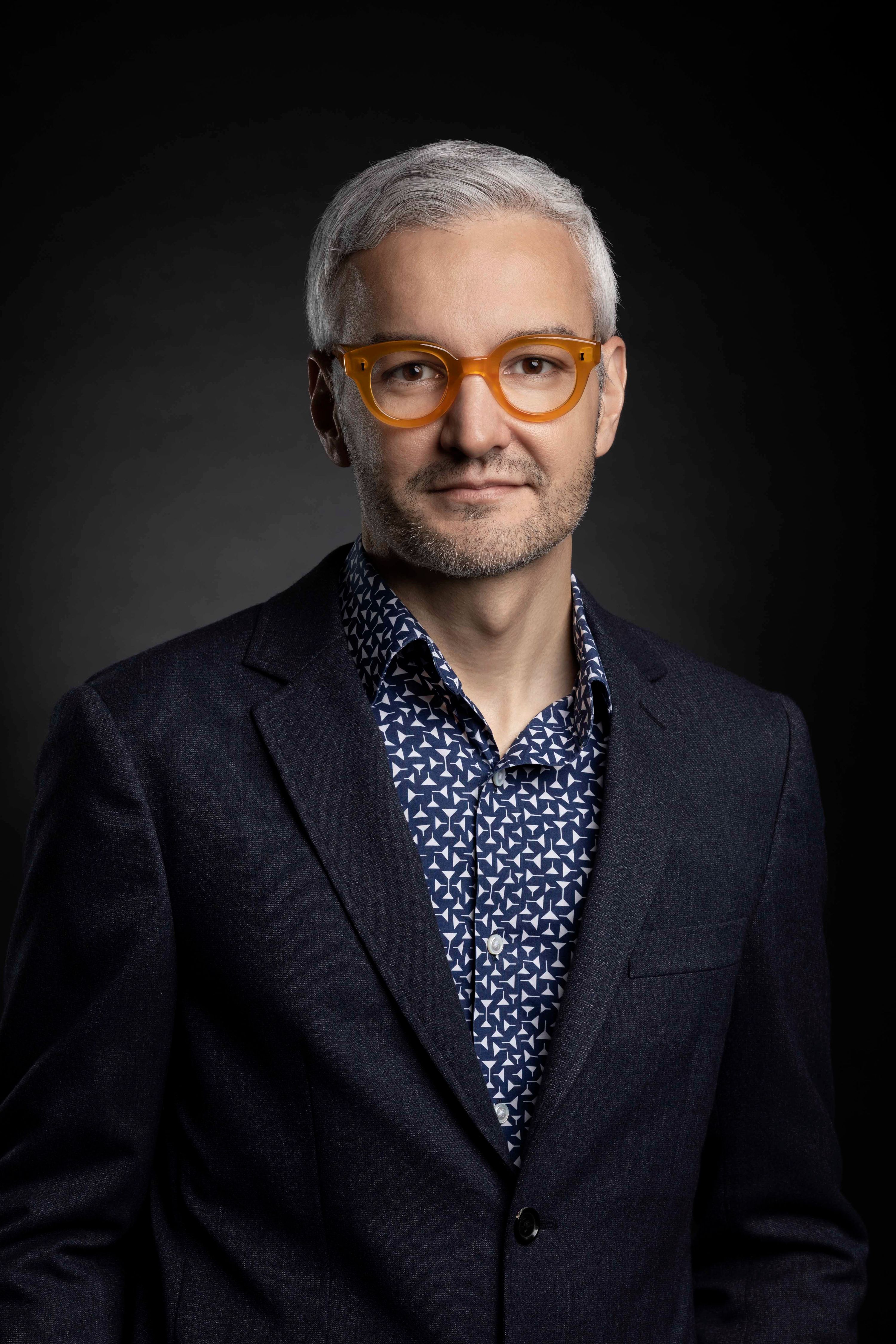 Retrato corporativo em estúdio — Retrato profissional de diretor de produtos e tecnologia em estúdio no Alto da Lapa, São Paulo, com luz elegante e fundo escuro.