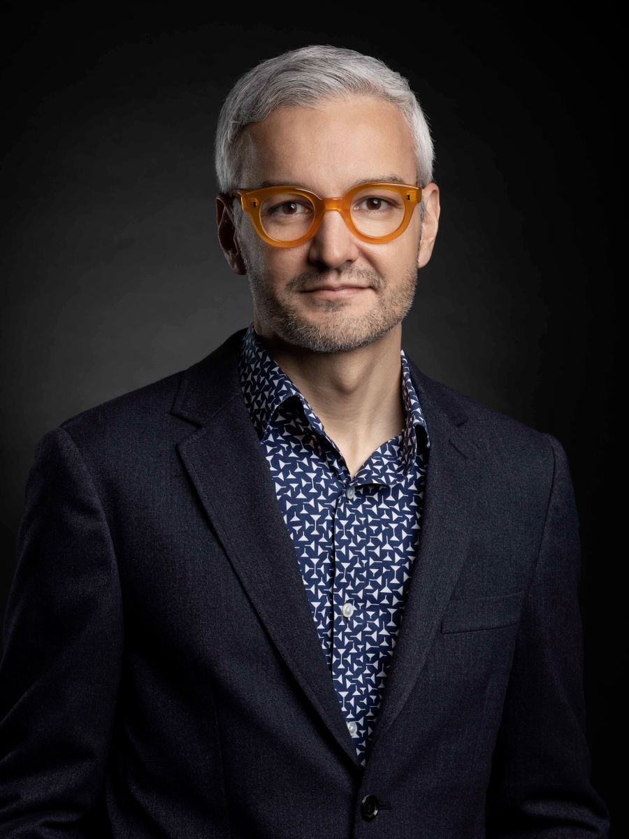 Retrato corporativo em estúdio — Retrato profissional de diretor de produtos e tecnologia em estúdio no Alto da Lapa, São Paulo, com luz elegante e fundo escuro.