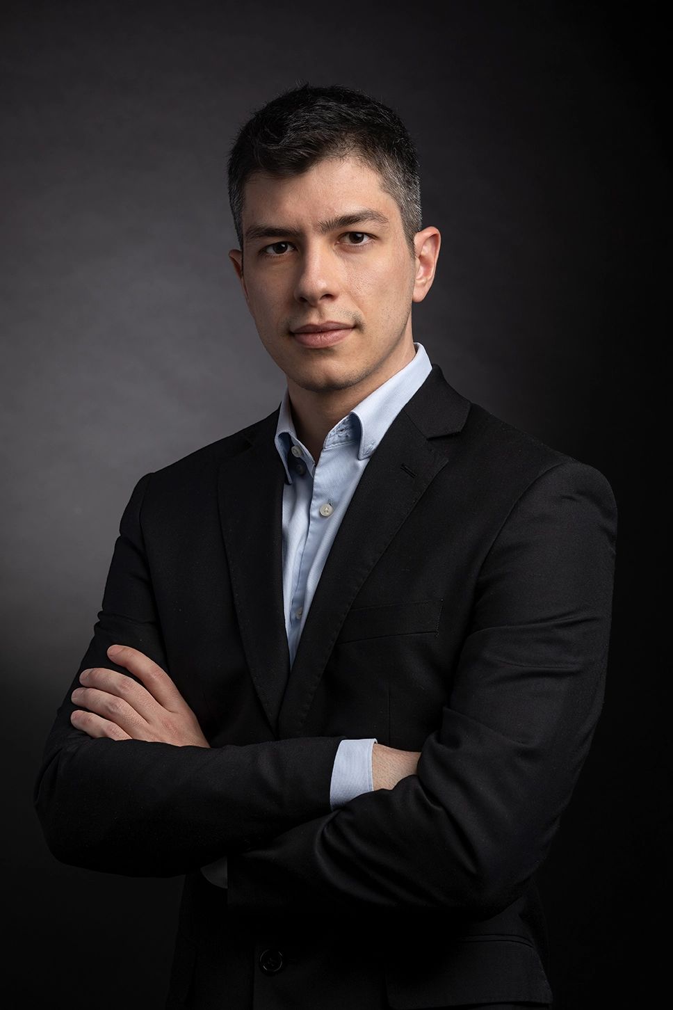 Retrato executivo em estúdio — Retrato profissional de tecnologia em estúdio no Alto da Lapa, São Paulo, com luz elegante e fundo escuro.