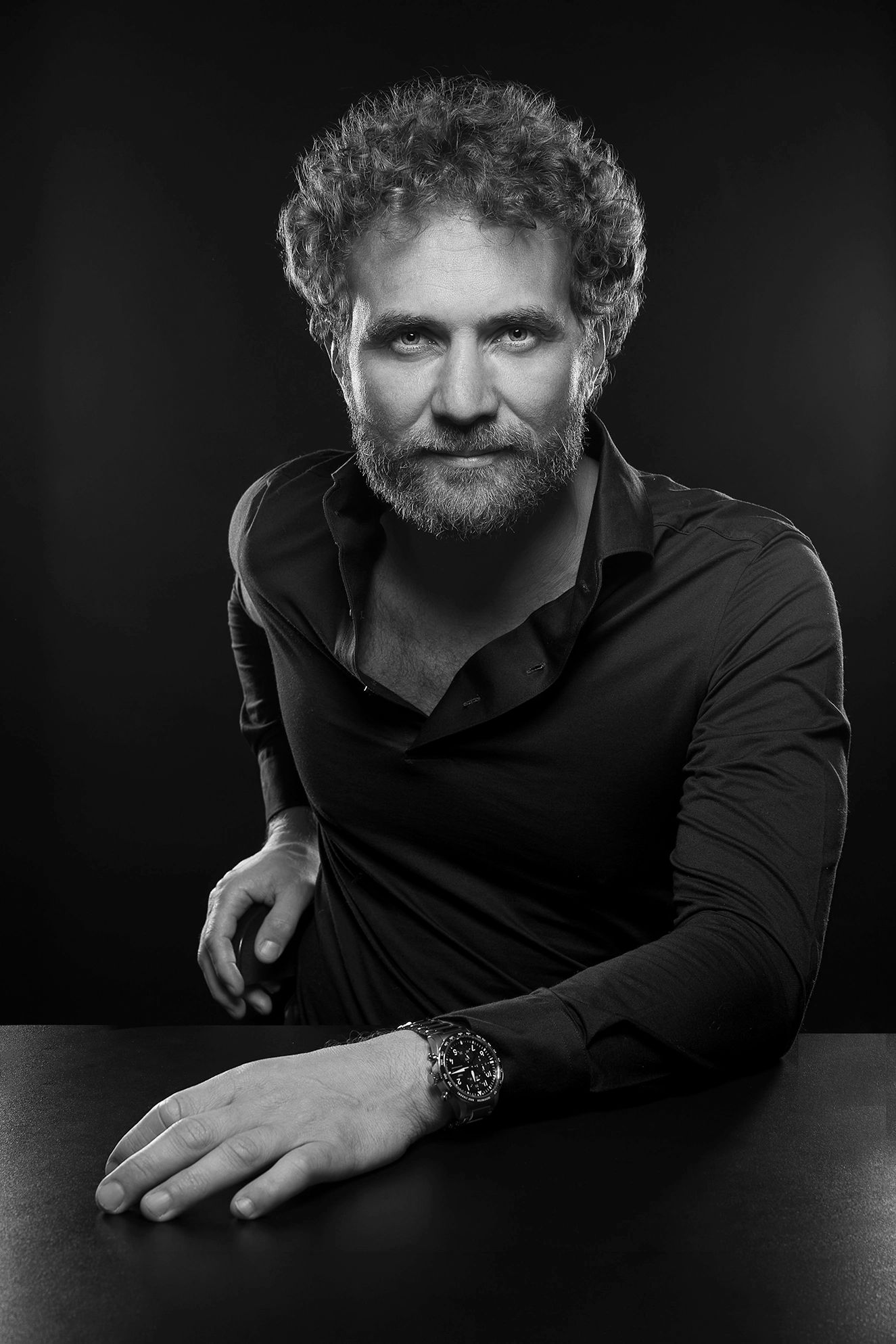 Retrato corporativo em estúdio — Retrato profissional de executivo em estúdio no Alto da Lapa, São Paulo, com luz elegante e fundo escuro e preto e branco.
