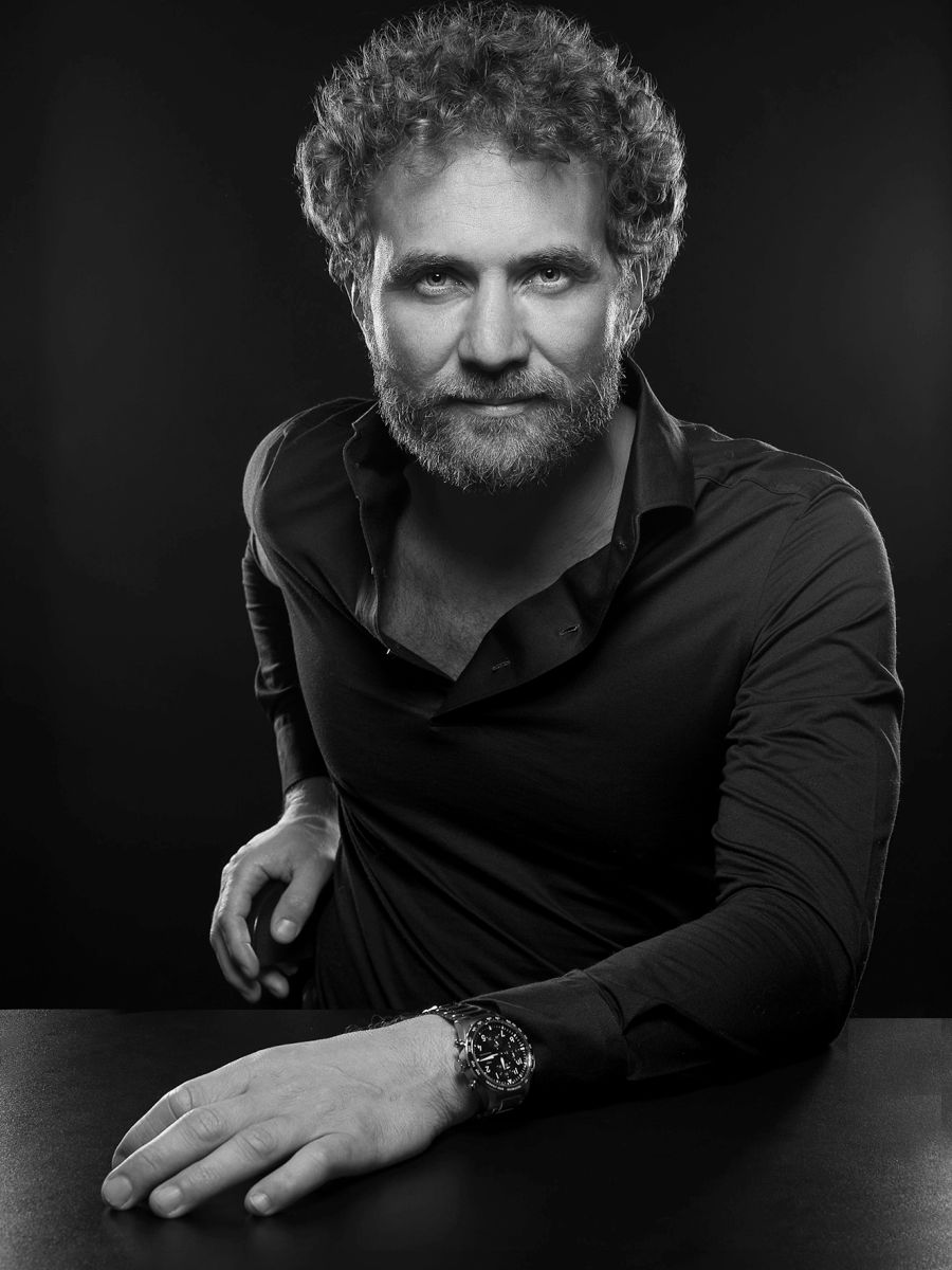 Retrato corporativo em estúdio — Retrato profissional de executivo em estúdio no Alto da Lapa, São Paulo, com luz elegante e fundo escuro e preto e branco.