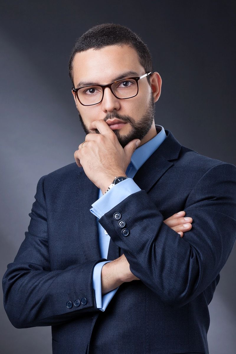 Retrato profissional em estúdio — Retrato profissional de advogado em estúdio no Alto da Lapa, São Paulo, com luz elegante e fundo escuro.