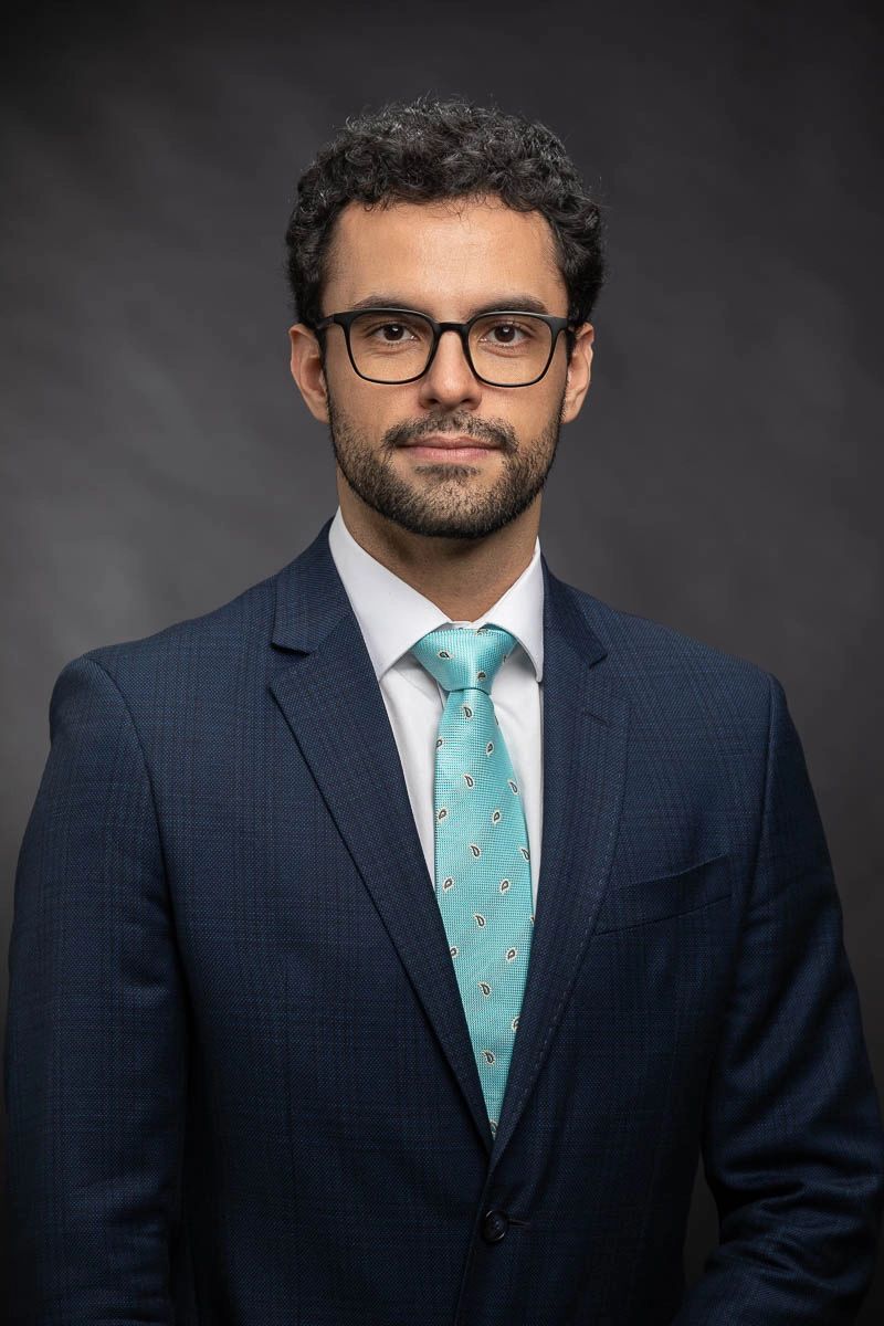 Retrato corporativo em estúdio — Retrato profissional de advogado em estúdio no Alto da Lapa, São Paulo, com luz elegante e fundo escuro.