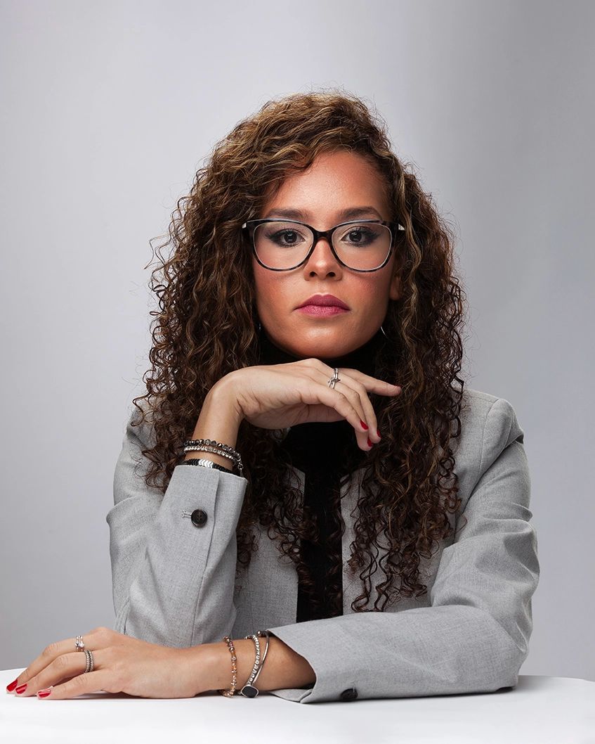 Retrato corporativo em estúdio — Retrato executivo de profissional de tecnologia em estúdio no Alto da Lapa, São Paulo, com luz elegante e fundo claro.