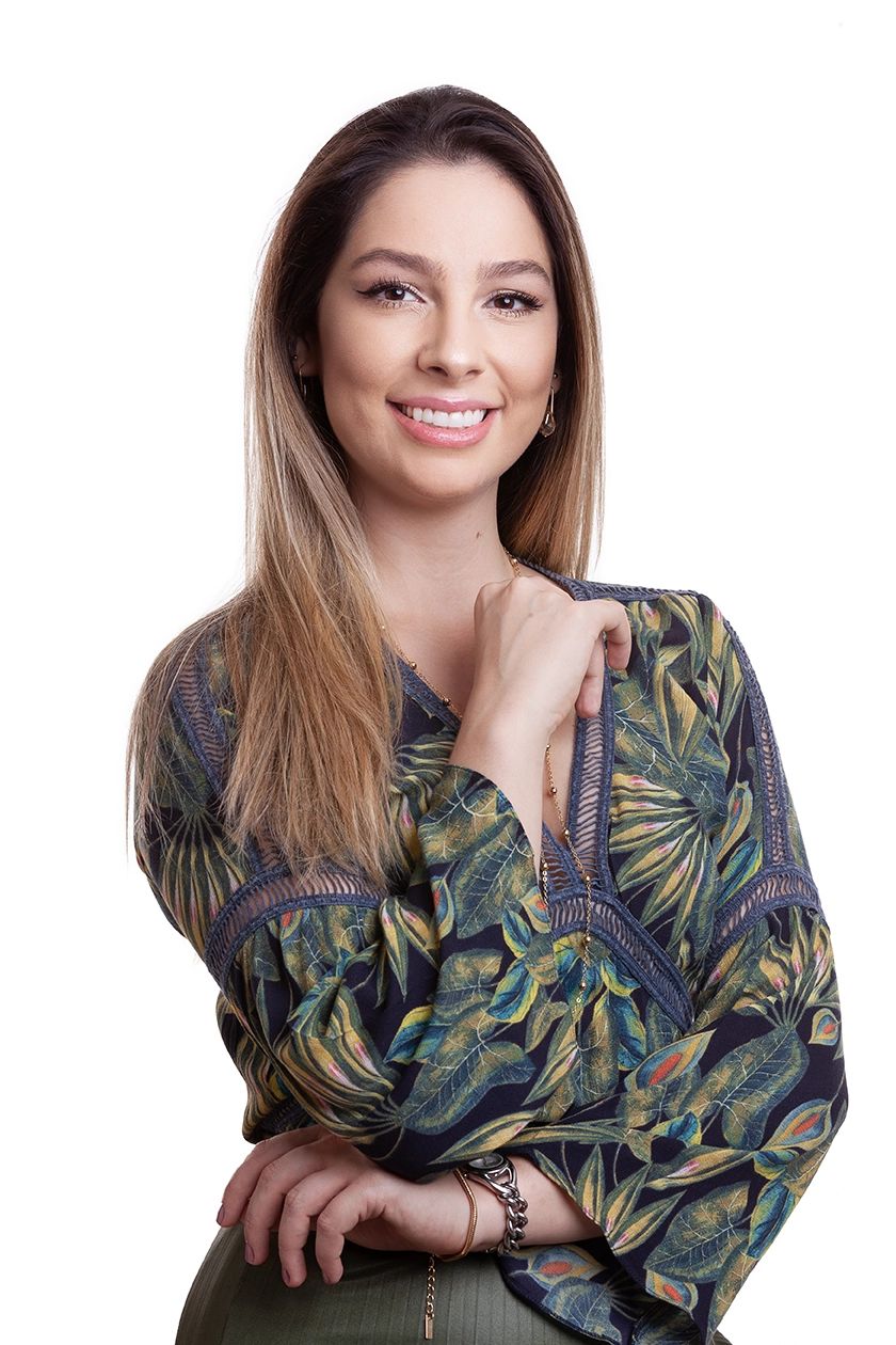 Retrato profissional feminino em estúdio — Dentista com blusa florida, em estúdio no Alto da Lapa, São Paulo. Luz suave para valorizar o rosto, feito para posicionamento no LinkedIn e no site.