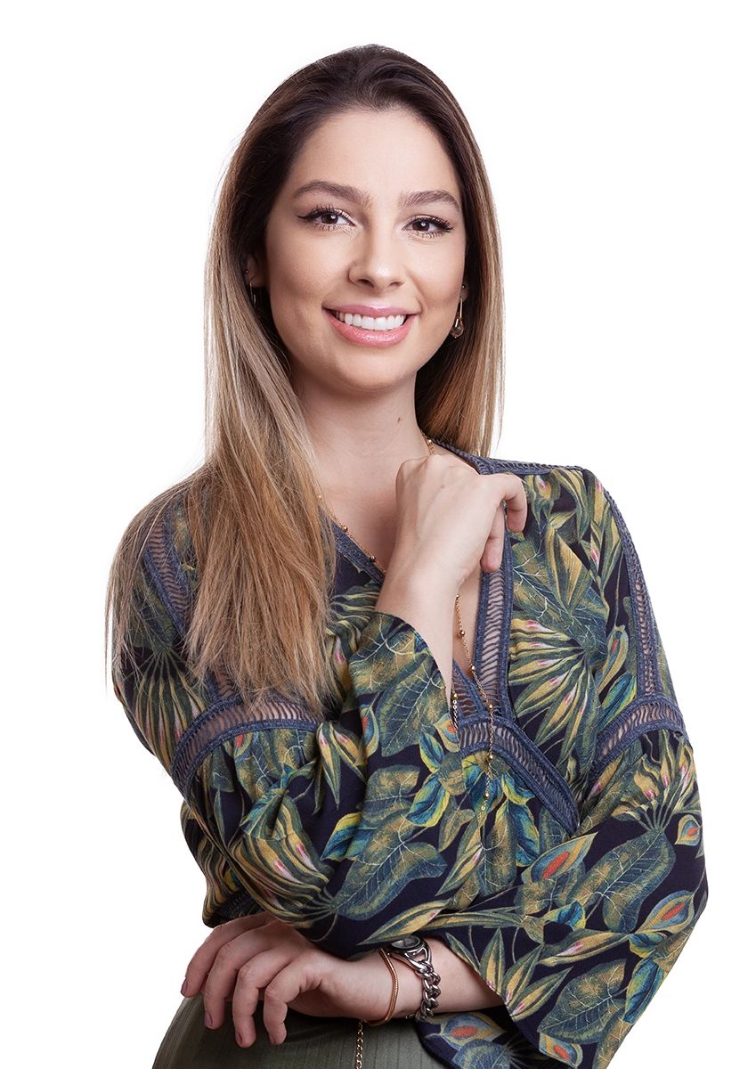 Retrato profissional feminino em estúdio — Dentista com blusa florida, em estúdio no Alto da Lapa, São Paulo. Luz suave para valorizar o rosto, feito para posicionamento no LinkedIn e no site.