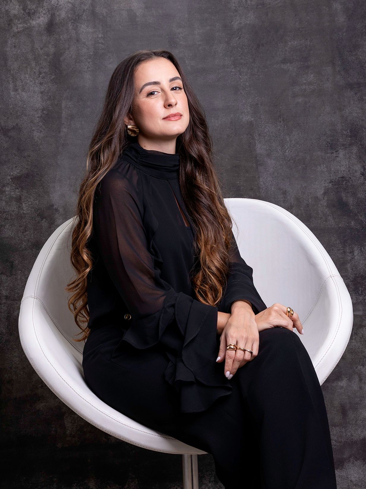 Retrato executivo feminino no escritório — Advogada em traje elegante, no escritório dela em Marília, São Paulo. Luz e fundo pintado à mão para dar exclusividade, feito para LinkedIn, Instagram e site.