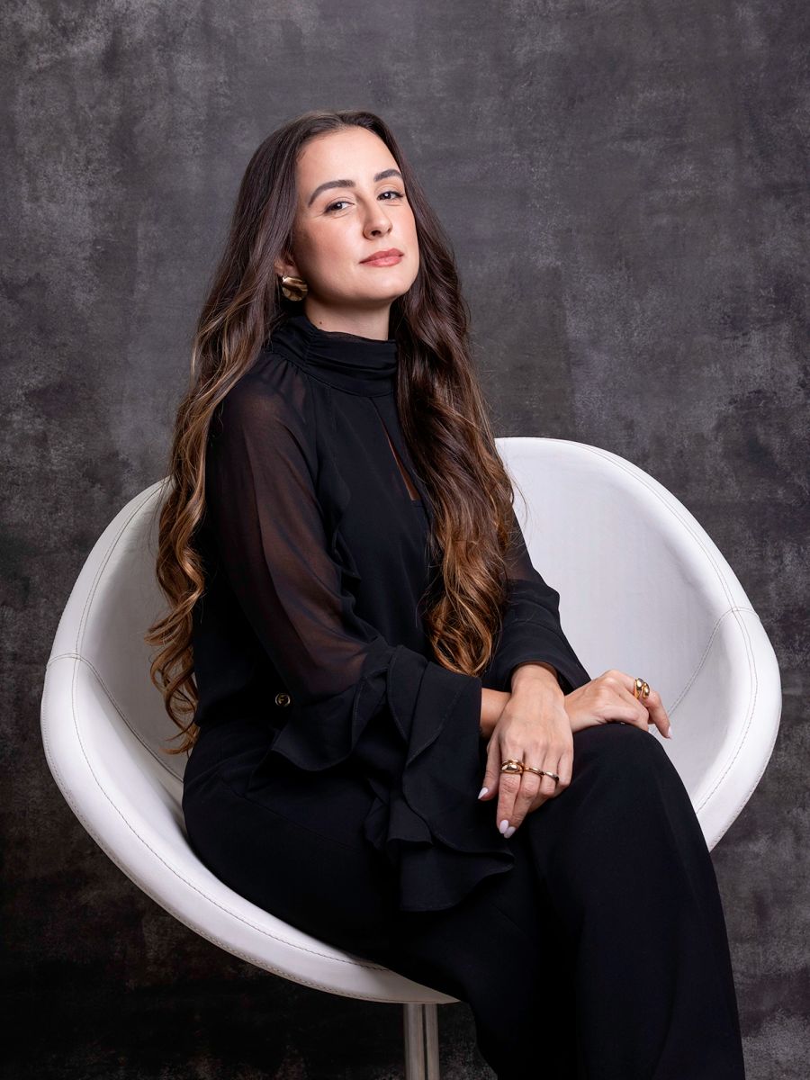 Retrato executivo feminino no escritório — Advogada em traje elegante, no escritório dela em Marília, São Paulo. Luz e fundo pintado à mão para dar exclusividade, feito para LinkedIn, Instagram e site.